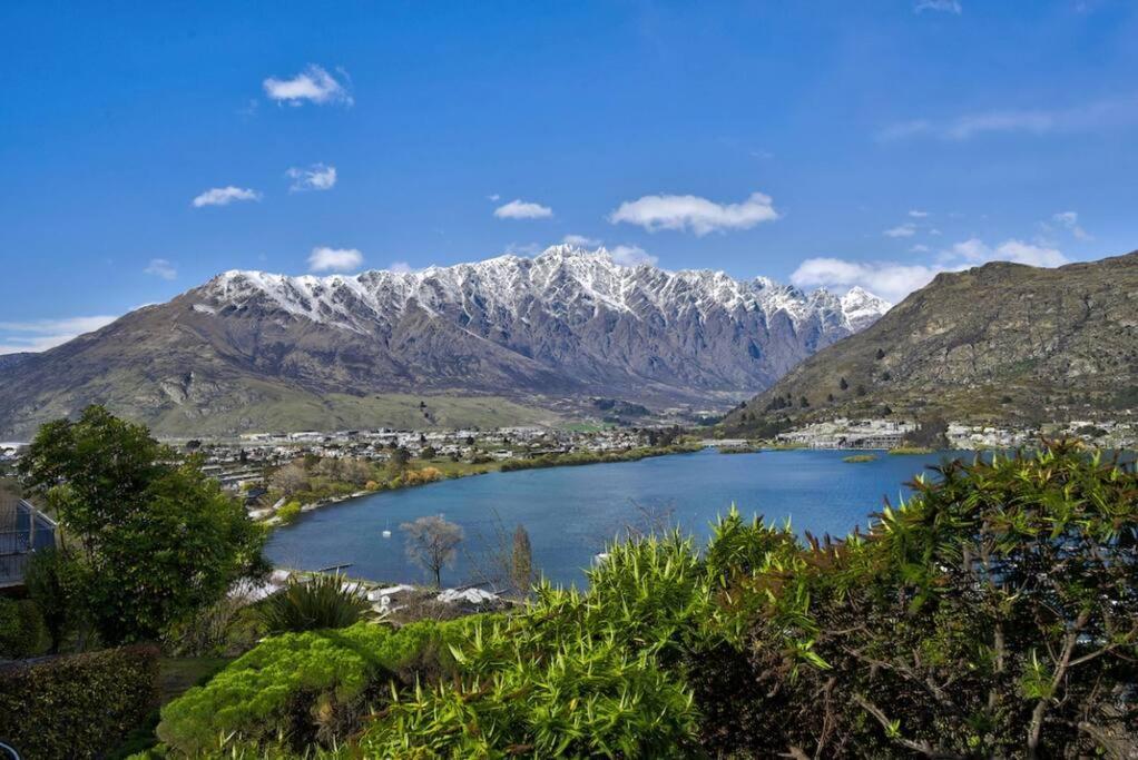 Remarkable Views 3 Bedroom - & Mountain Views Queenstown