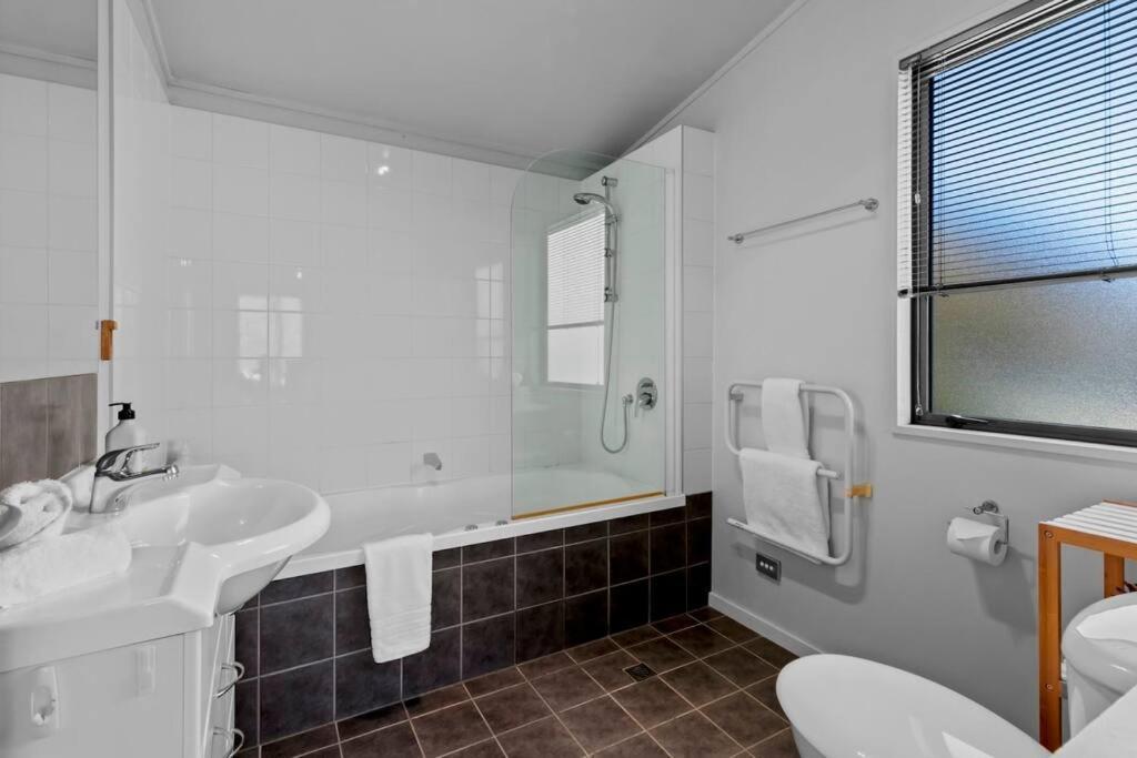Remarkable Views 3 Bedroom - & Mountain Views Apartment *