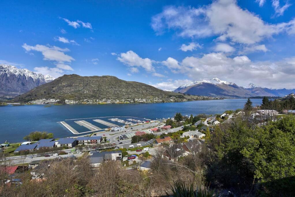 Remarkable Views 3 Bedroom - & Mountain Views Queenstown